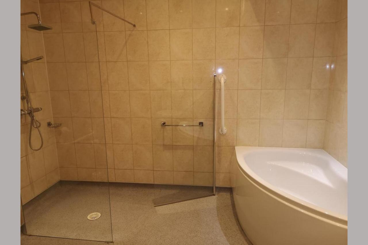 The R Inn Hotel Desborough Экстерьер фото