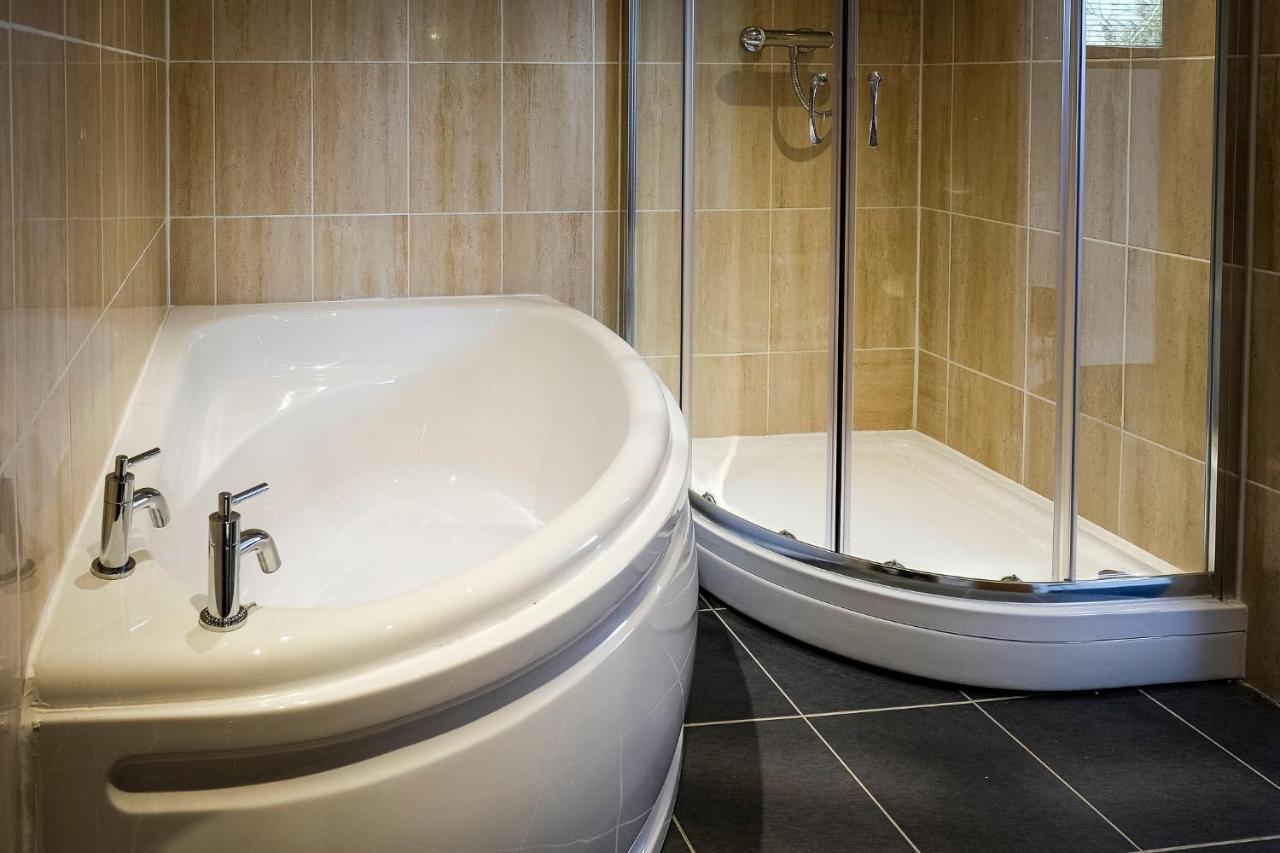 The R Inn Hotel Desborough Экстерьер фото