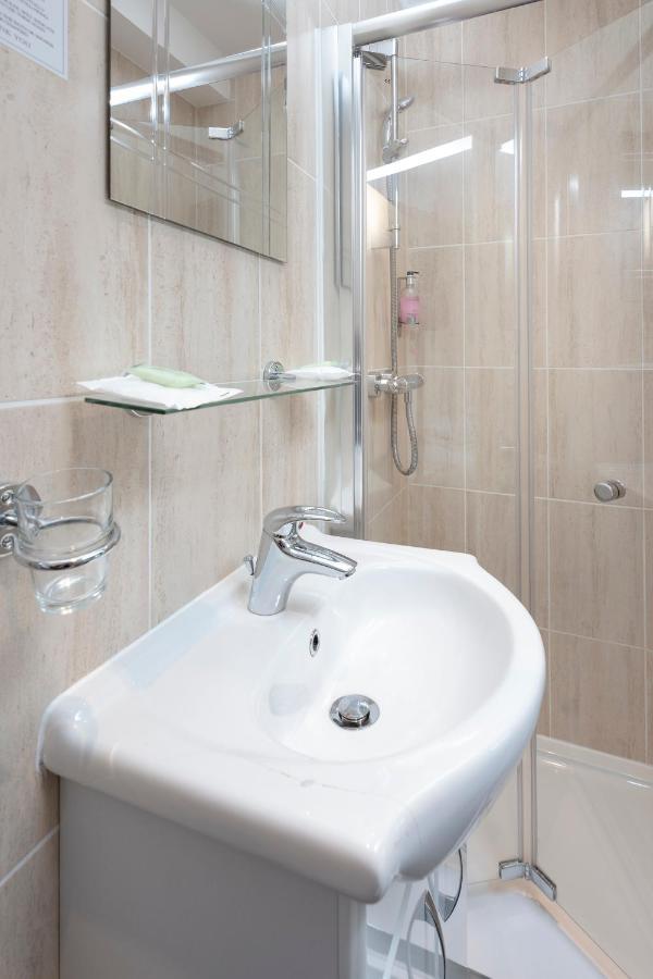 The R Inn Hotel Desborough Экстерьер фото