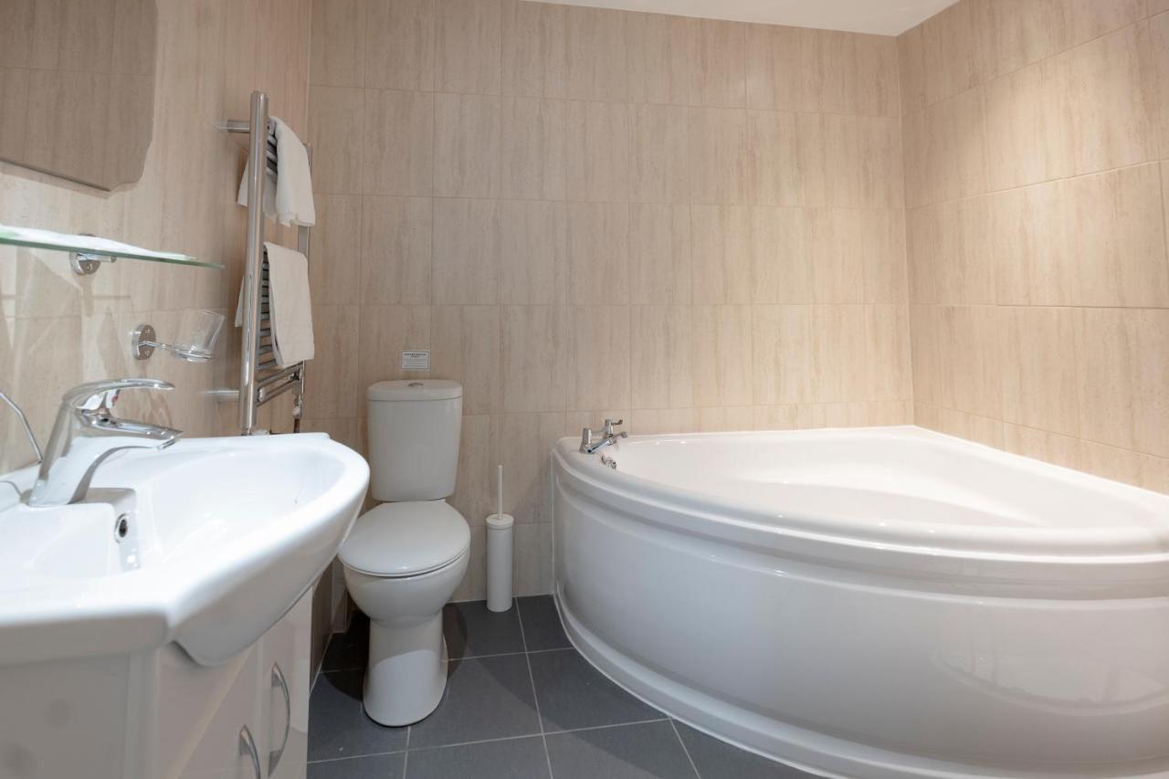 The R Inn Hotel Desborough Экстерьер фото